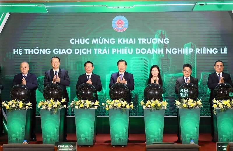 Bí thư trung ương Đảng, Phó Thủ tướng Chính phủ Lê Minh Khái cùng các đại biểu bấm nút khai trương