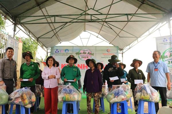 Đại diện Tôn Đông Á: Bà Nguyễn Thị Ngọc Quỳnh, Thành viên HĐQT và Ông Lâm Hoàng Nhanh, Phó Giám đốc Phòng Marketing trao tặng quà cho các gia đình chính sách, gia đình khó khăn