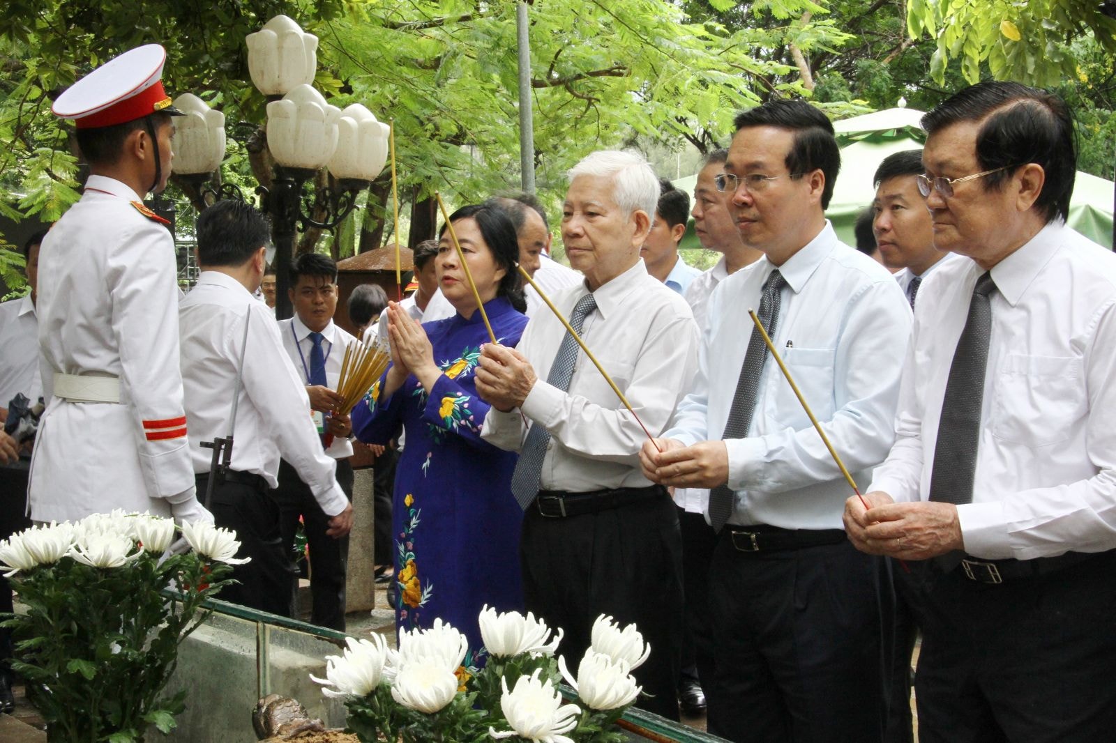 Chủ tịch nước dâng hương tại phần mộ liệt sĩ, Anh hùng lực lượng vũ trang nhân dân Võ Thị Sáu