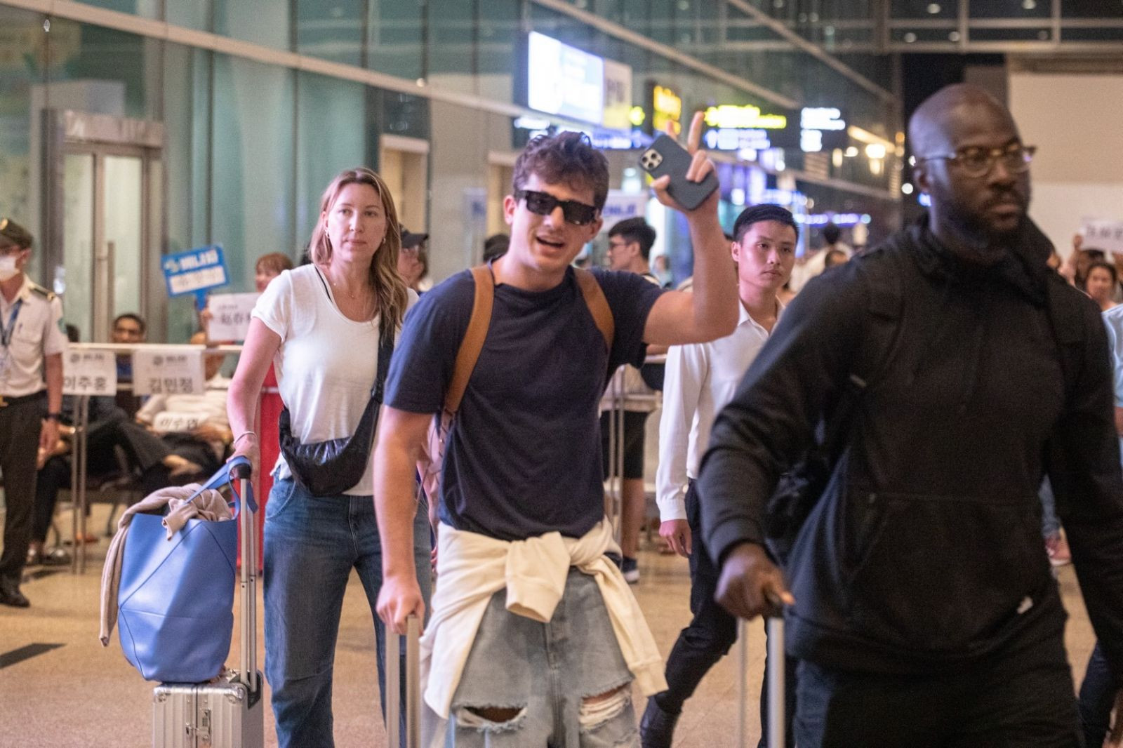 23h45 đêm 20/7, Charlie Puth đáp xuống sân bay Cam Ranh, Khánh Hòa. Đây là lần đầu tiên ngôi sao lớn của làng nhạc thế giới đến Việt Nam và sẽ biểu diễn chính trong đại nhạc hội 8Wonder tại VinWonders Nha Trang tối ngày 22/7. Chuyến bay của anh xuất phát từ Mỹ và quá cảnh tại sân bay Incheon, Hàn Quốc.