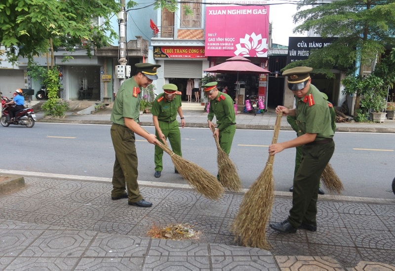 Lực lượng Công an tham gia dọn vệ sinh tại các tuyến đường, phố trên địa bàn huyện Bình Liêu (ảnh báo Quảng Ninh)