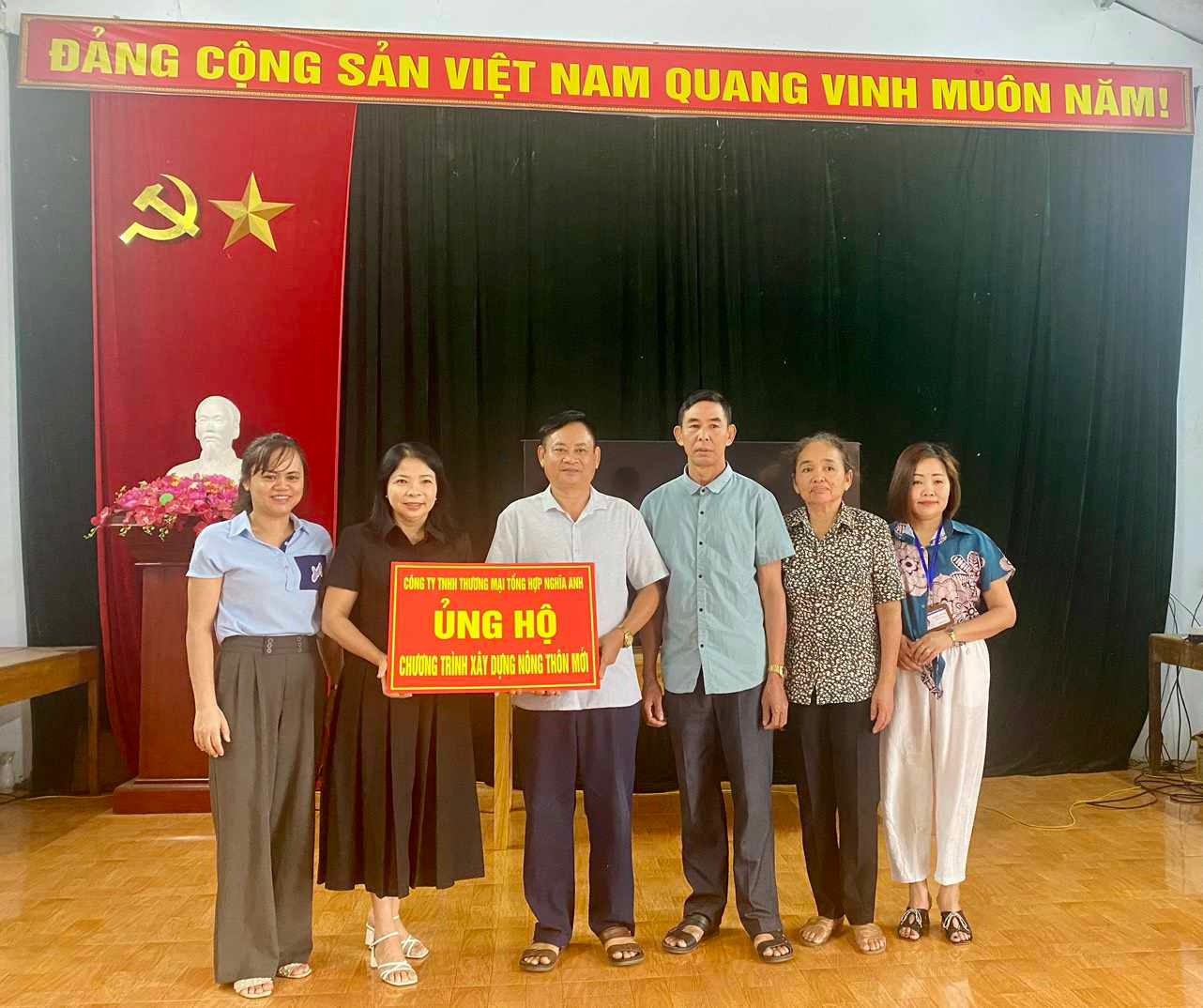 p/Công ty TNHH thương mại tổng hợp Nghĩa Anh thăm hỏi động viên các gia đình có công với cách mạng nhân ngày 27/7.