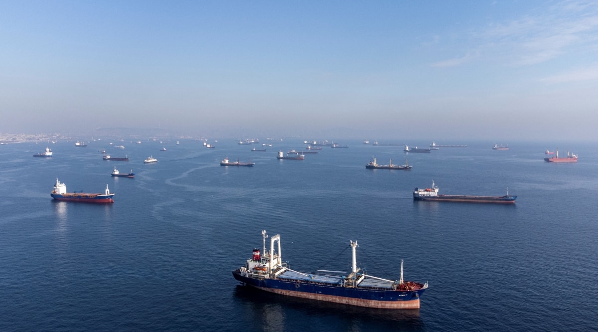 Tàu thuyền đi qua Eo biển Bosphorus ngày 31/10/2022. Ảnh: Reuters