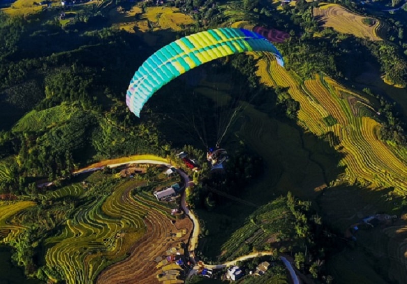 Quảng Ninh là địa phương giàu tài nguyên du lịch. Ngoài bờ biển dài và những thắng cảnh nổi tiếng còn có các các làng dân tộc thiểu số đang có những bước đi đầu tiên trong phát triển du lịch cộng đồng