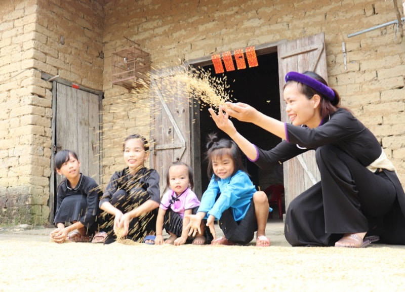 Giữa trập trùng núi và mây, những ngôi nhà đất cổ còn sót lại tại thôn Bản Cáu (xã Lục Hồn) vẫn lưu giữ nét trầm mặcp/chứa đựng văn hóa độc đáo, riêng có của mình (ảnh báo Quảng Ninh)