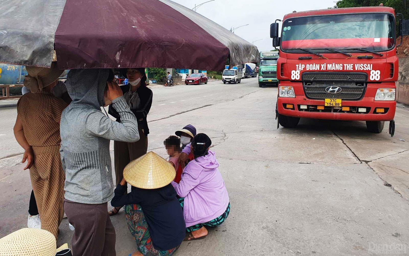 Người dân tiếp tục chặn xe vào Cảng biển quốc tế Vissai khi các kiến nghị, vướng mắc chưa được thực hiện