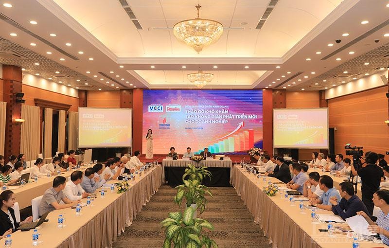 Toàn cảnh “Diễn đàn phát triển kinh doanh: Tháo gỡ khó khăn, tạo không gian phát triển mới cho doanh nghiệp” do Tạp chí Diễn đàn Doanh nghiệp tổ chức ngày 19/07/2023.