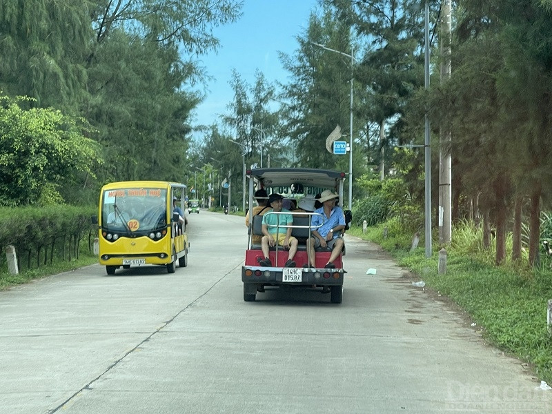 Mỗi du khách có thể ngao du trên những chiếc xe điện trên con đường Tình Yêu rợp bóng mát của hai hàng dương. Vốn là một con đường nhỏ chạy dọc theo bờ biển mà kỳ lạ thay cứ tản bộ trên đó, thả mắt về hướng biển, cảm nhận từng đợt gió nhẹ thổi từ biển vào sẽ khiến tâm hồn bình yên đến lạ. Dường như ai cũng muốn trút lòng mình, để giãi bày, sẻ chia những câu chuyện về cuộc sống, tình yêu trong khoảnh khắc dịu dàng ấy.