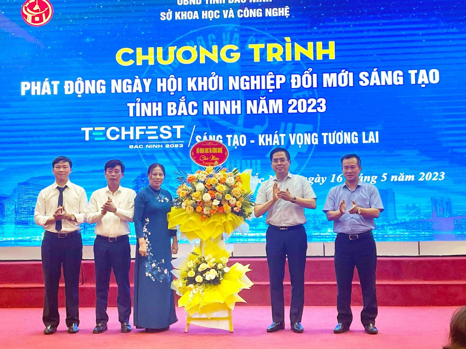 Lãnh đạo Bộ KHCN tặng hoa cho Sở KHCN Bắc Ninh tại ngày hội khởi nghiệp ĐMST năm 2023