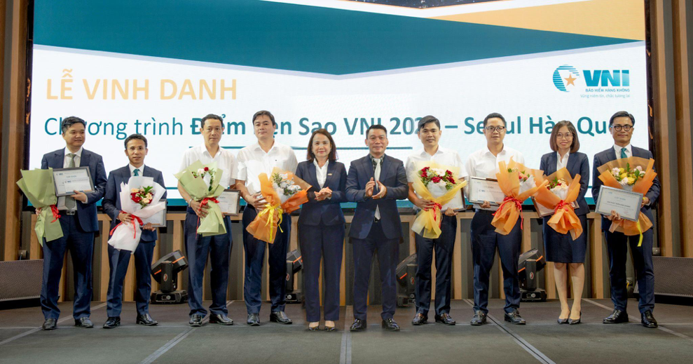 Chủ tịch và TGĐ VNI vinh danh các Ban, Công ty thành viên đã hoàn thành kế hoạch kinh doanh 6 tháng đầu năm 2023