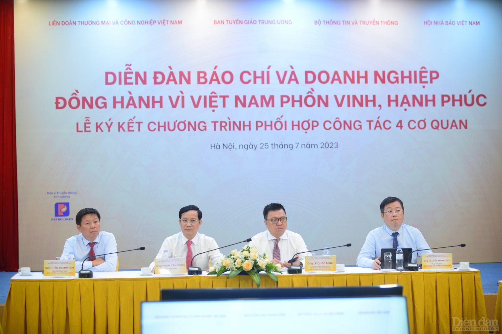 Các vị chủ toạ tại Diễn đàn Báo chí và doanh nghiệp đồng hành vì Việt Nam phồn vinh, hạnh phúc.