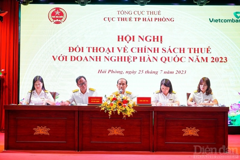 Lãnh đạo Cục Thuế TP Hải Phòng giải đáp thắc mắc của doanh nghiệp tại hội nghị đối thoại về chính sách thuế với các doanh nghiệp Hàn Quốc