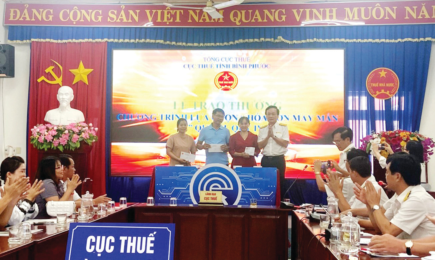  Lãnh đạo Cục Thuế tỉnh Bình Phước trao giải thưởng hóa đơn may mắn cho người nộp thuế.