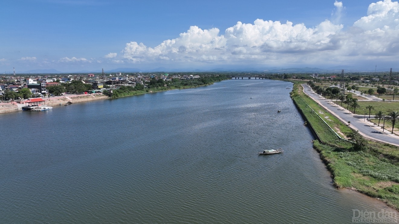 Dòng nước trên sông Thạch Hãn mùa này bình yên đến lạ thường trước sự ngỡ ngàng của nhiều lữ khách khi trở về đây thắp hương, tưởng vọng