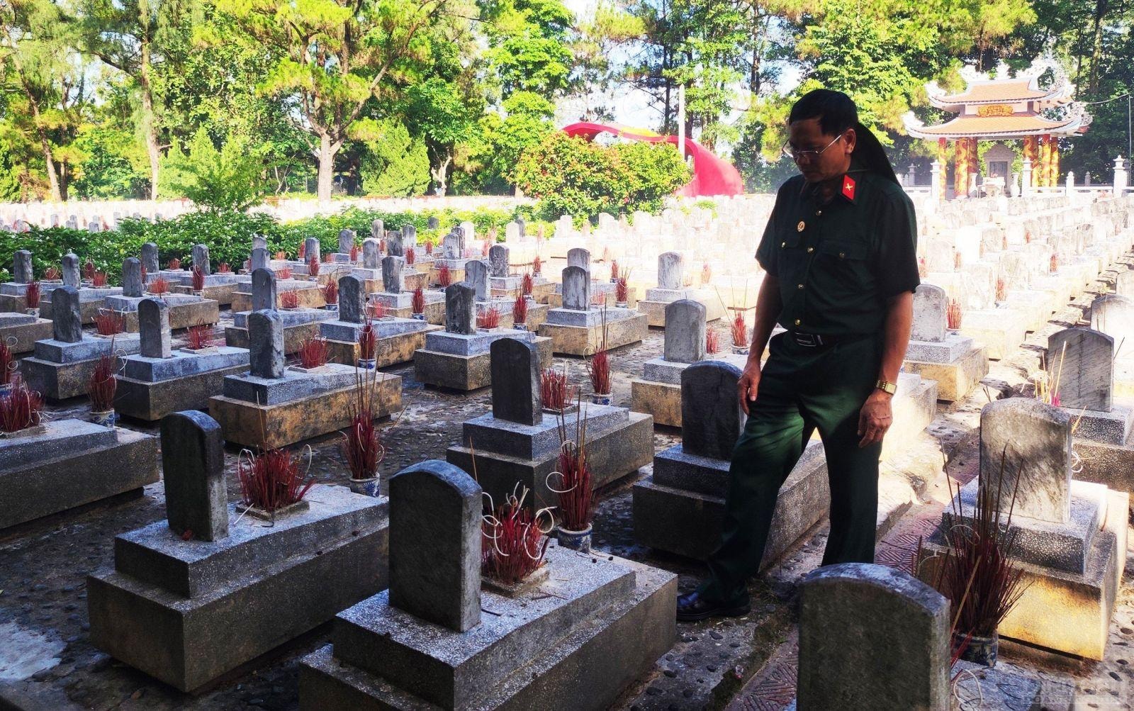 Bằng tấm lòng thành kính, tri ân, nhiều cựu chiến binh khi trở về với đồng đội đã không dấu nổi cảm xúc của mình, lặng im hàng giờ đồng hồ trước các tấm bia mộ chí