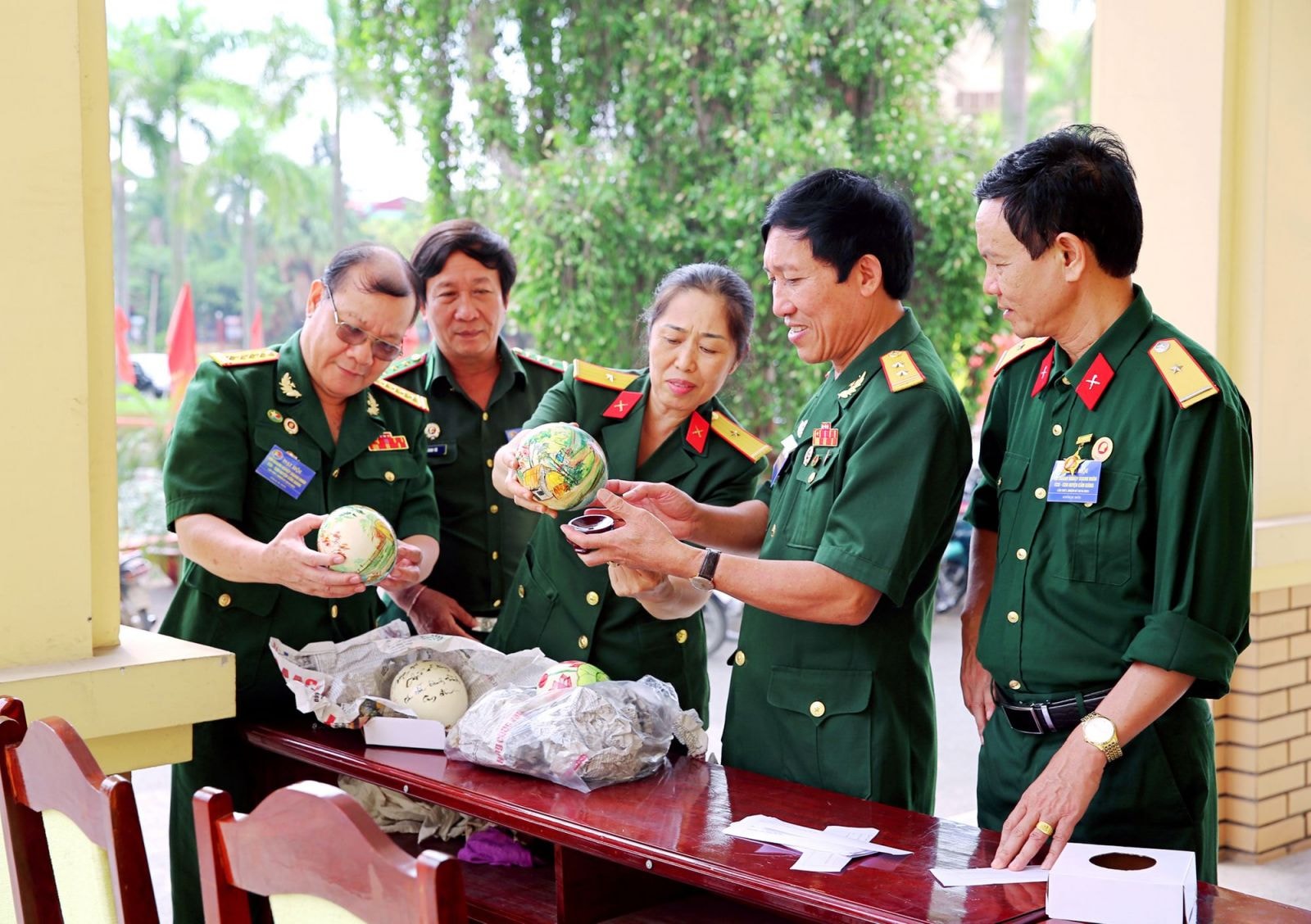 Doanh nhân Hoàng Phi Thường (người thứ hai từ phải sang) tại Đại hội Doanh nghiệp CCB-CQN huyện Cẩm Giàng. Ảnh Đoàn Anh Hải.