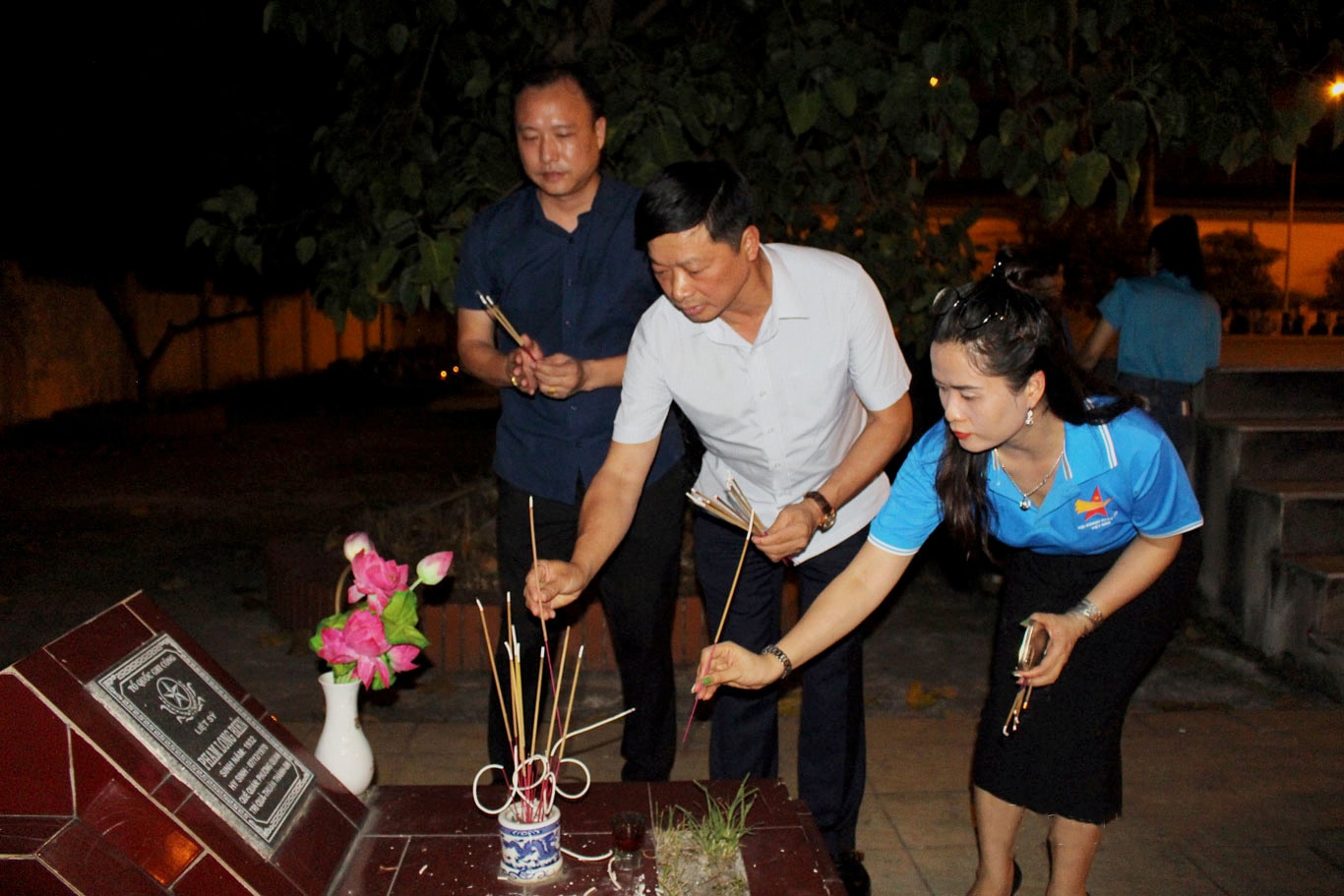 Ủy viên BTVTU, Phó Chủ tịch UBND tỉnh Đào Quang Khải cùng các đại biểu và nhân dân dâng hương hoa, thắp nến tri ân tại Nghĩa trang Liệt sĩ P. Trí Quả, TX. Thuận Thành