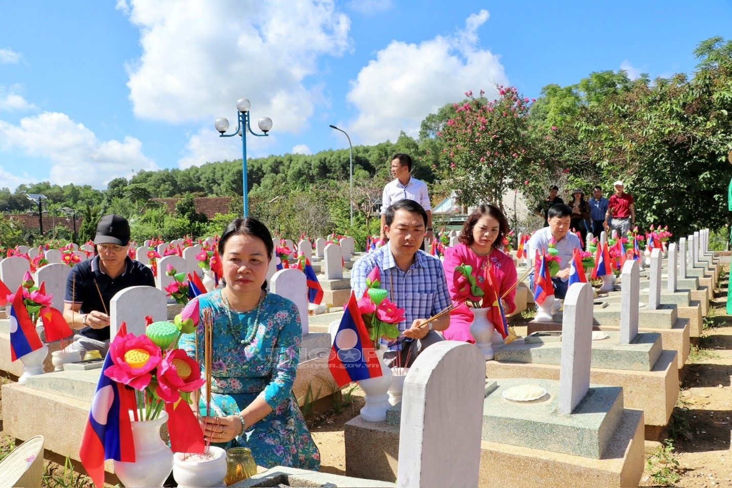 Các thành viên trong Đoàn thắp hương lên phần mộ của các liệt sĩ tỉnh Thái Nguyên ở Nghĩa trang Liệt sĩ quốc tế Việt - Lào (tỉnh Nghệ An)