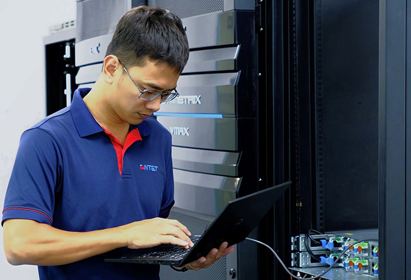 Kỹ sư của NT&T triển khai tại phòng máy chủ (server room) khách hàng