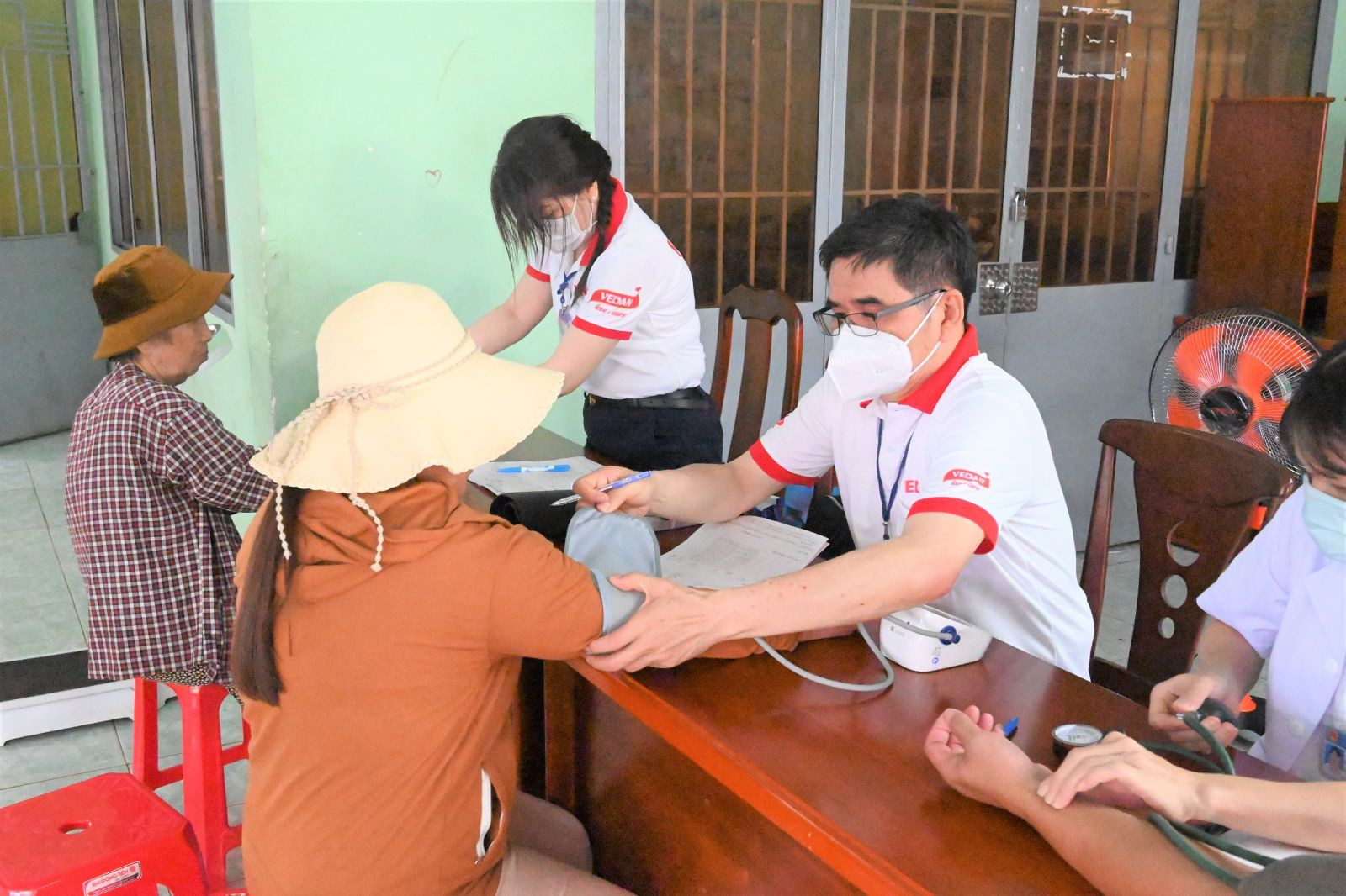 Ông Ko Chung Chih - Phó Tổng Giám đốc Vedan Việt Nam tham gia hỗ trợ đoàn bác sĩ