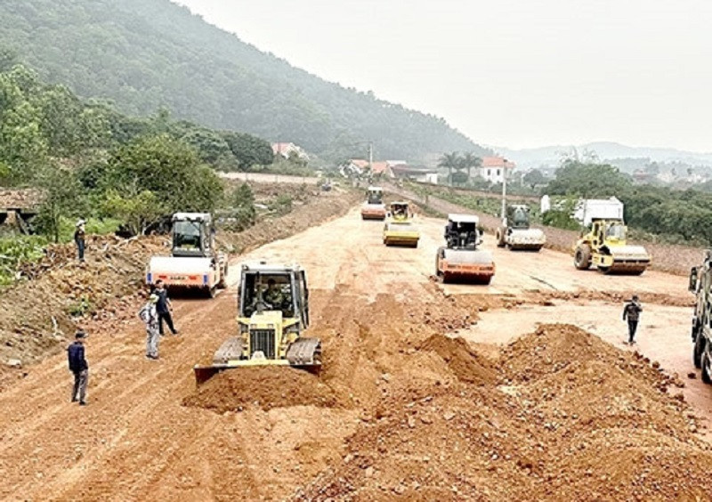 Dù chấp nhận giá cao nhưng nhiều nhà thầu vẫn không mua đủ được khối lượng cần thiết để thi công. Trong ảnh: Xây dựng đường dẫn cầu Đồng Việt tại Chí Linhp/(ảnh báo Hải Dương)