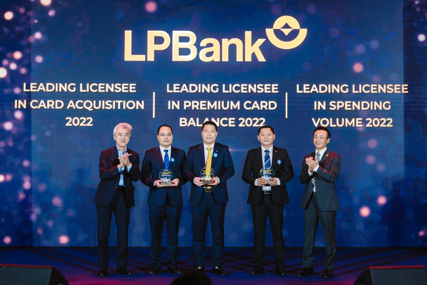 Đại diện LPBank, ông Nguyễn Văn Thùy - Phó Chủ tịch Thường trực HĐQT (ở giữa), ông Nguyễn Đình Ngân - PGĐ Phụ trách Khối Ngân Hàng Số (thứ hai từ trái sang) và ông Nguyễn Thanh Bình - Trưởng phòng Vận hành Ngân Hàng Số  Khối CNTT (thứ hai từ phải sang) nhận giải thưởng của JCB trao tặng.