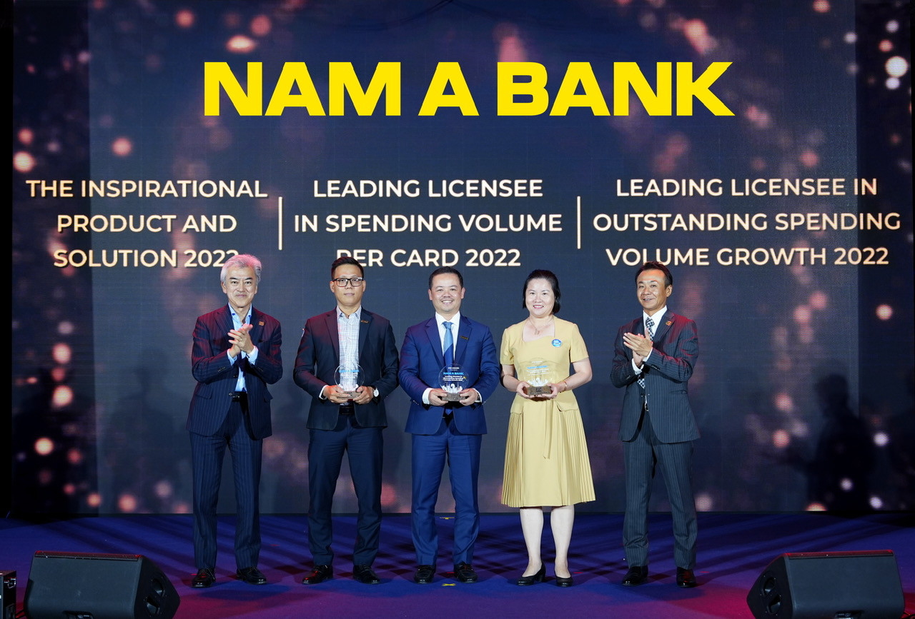 Đại diện Nam A Bank vinh dự nhận các giải thưởng từ JCB