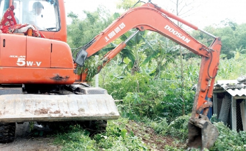 Với mục tiêu bảo đảm an toàn công trình đê điều, tạo thuận lợi cho công tác phòng, chống thiên tai, huyện Vũ Thư quyết liệt giải tỏa các trường hợp vi phạm hành lang đê điều (Ảnh: Báo Thái Bình)