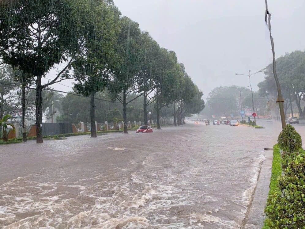 Tuyến đường Lê Duẩn thành phố Pleiku bi ngap chim trong nước do mưa lớn