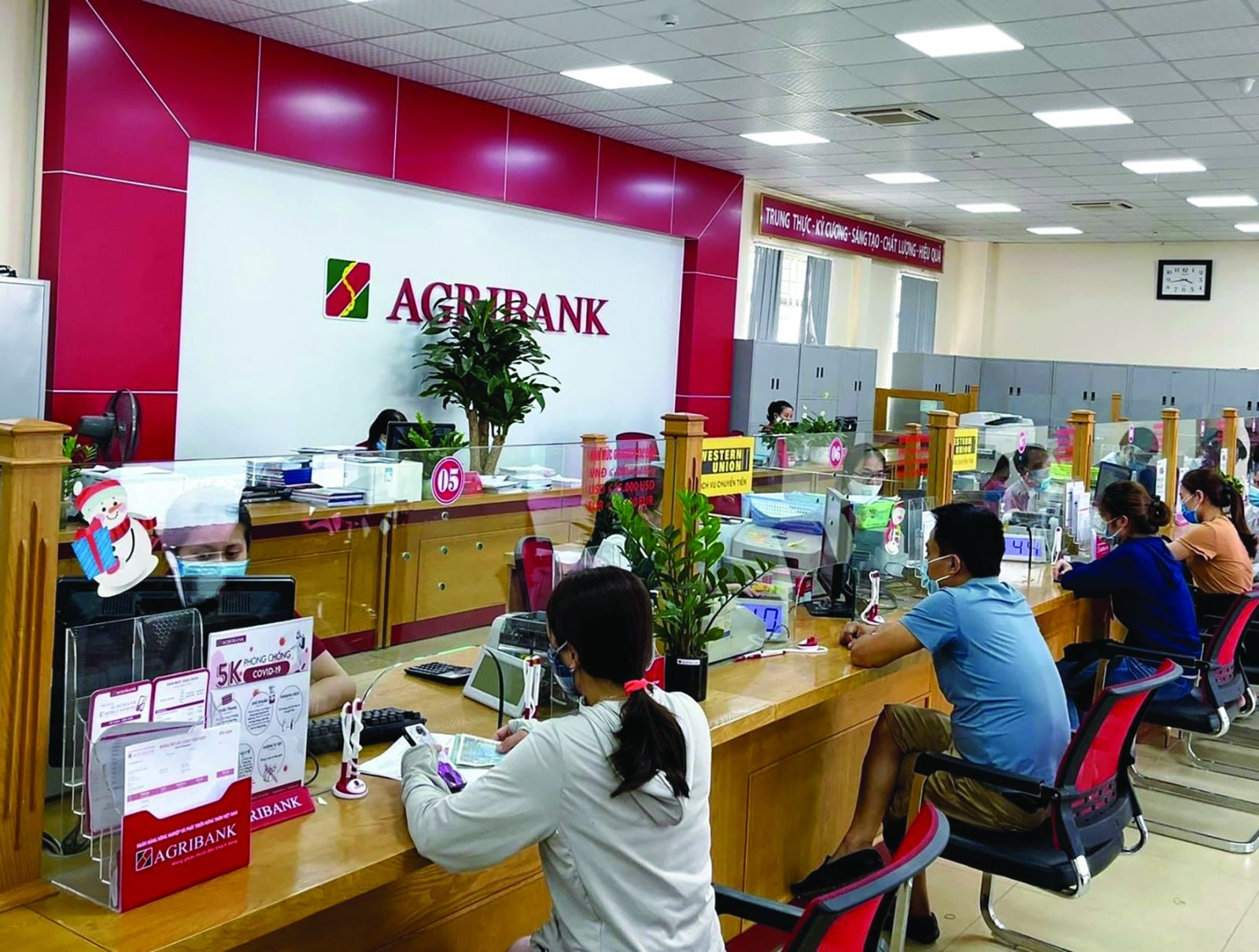 p/Từ đầu năm đến nay, Agribank đã 7 lần cắt giảm lãi suất cho vay để hỗ trợ doanh nghiệp với mức giảm từ 2-4%.