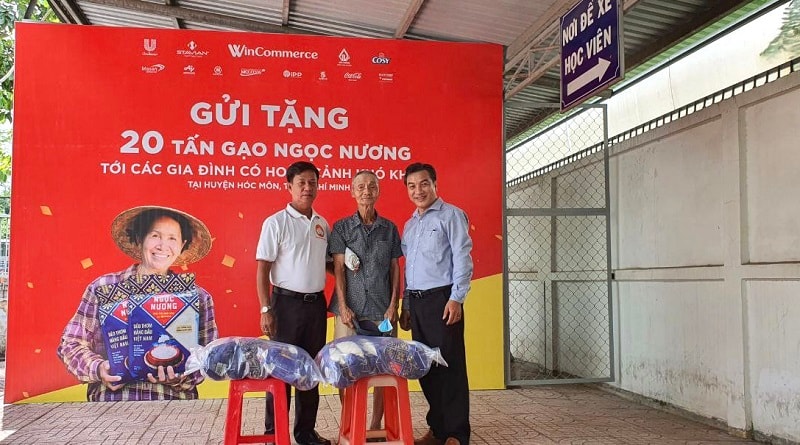 Nhân dịp khai trương chuỗi cửa hàng WinMart+ mô hình mới tại tỉnh thành, vùng ven, WinCommerce gửi tặng gạo tới các hộ gia đình có hoàn cảnh khó khăn.