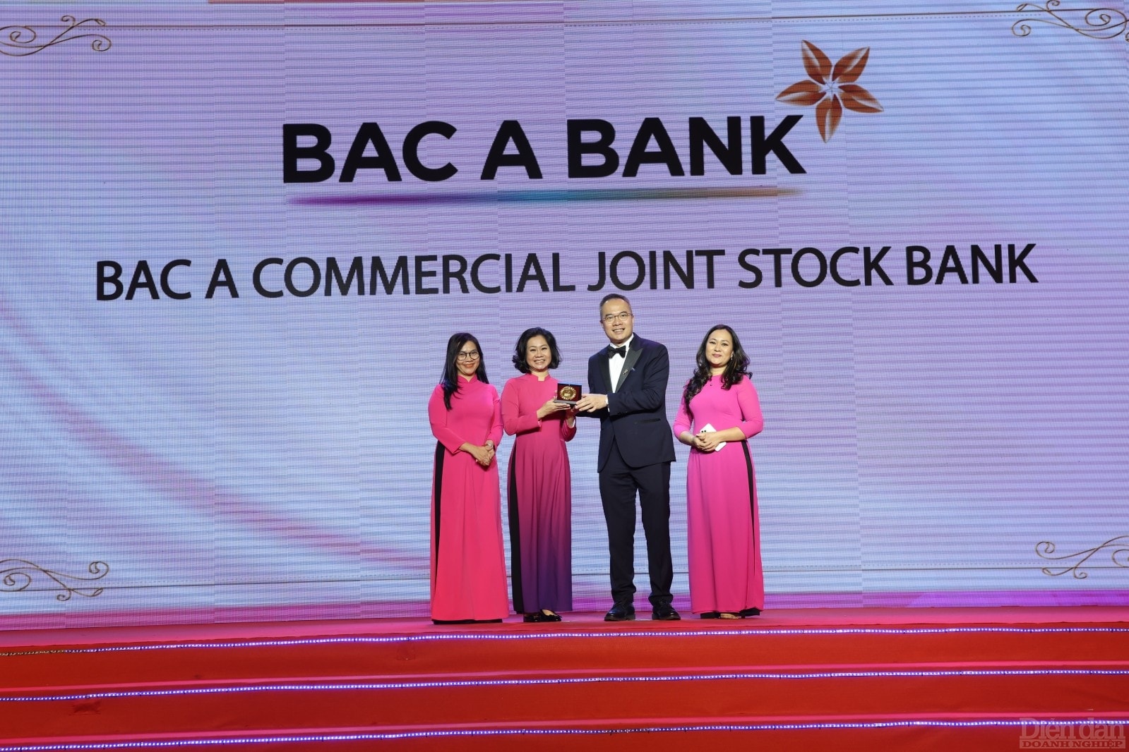 Với một trong năm giá trị cốt lõi “Vì Con người”, BAC A BANK đã vinh dự được công nhận là “Doanh nghiệp Quan tâm Chăm sóc Nhân viên tuyệt vời nhất”.