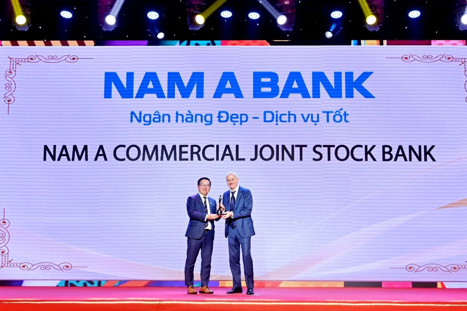 Đại diện Nam A Bank – Ông Võ Hoàng Hải, Phó Tổng giám đốc (bên trái) nhận giải thưởng từ Ban tổ chức