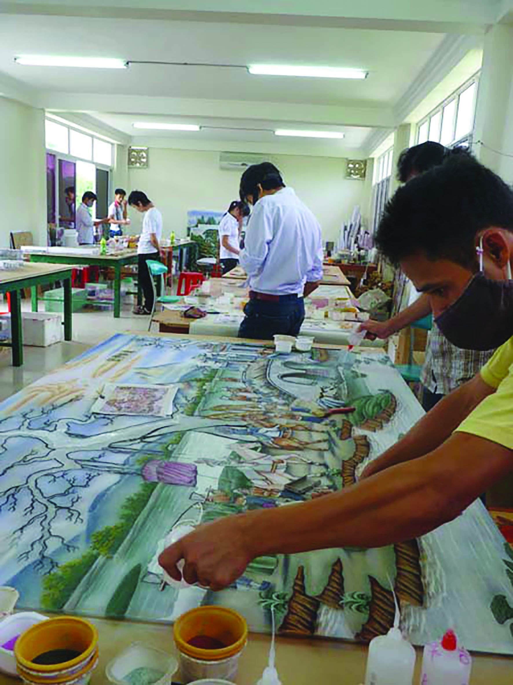  Xưởng sản xuất tranh đá quý của công ty Dũng Tân.