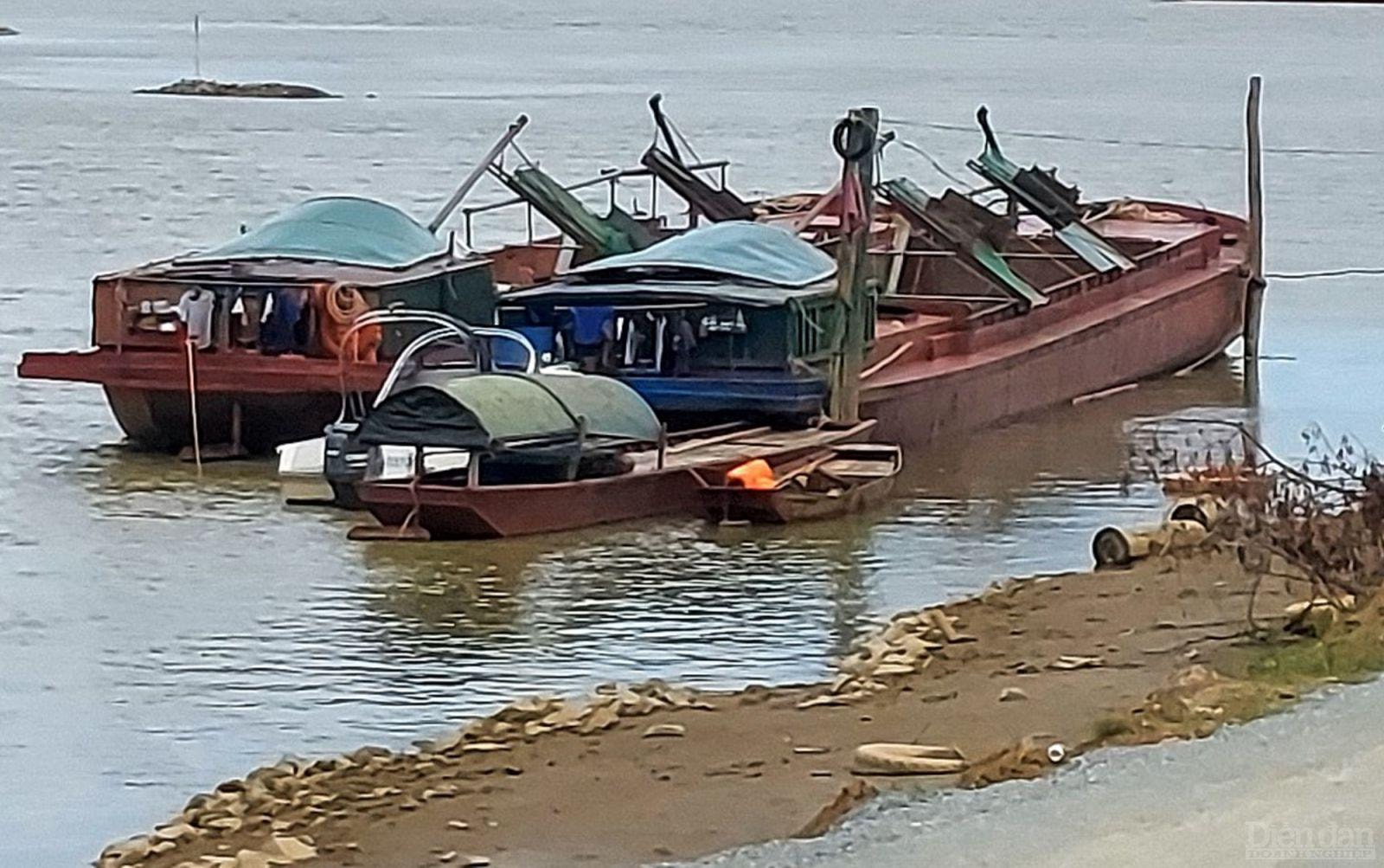 Những chuyến tàu “không số” thường xuyên “ngủ ngày, cày đêm” luôn túc trực trên dòng sông Lam