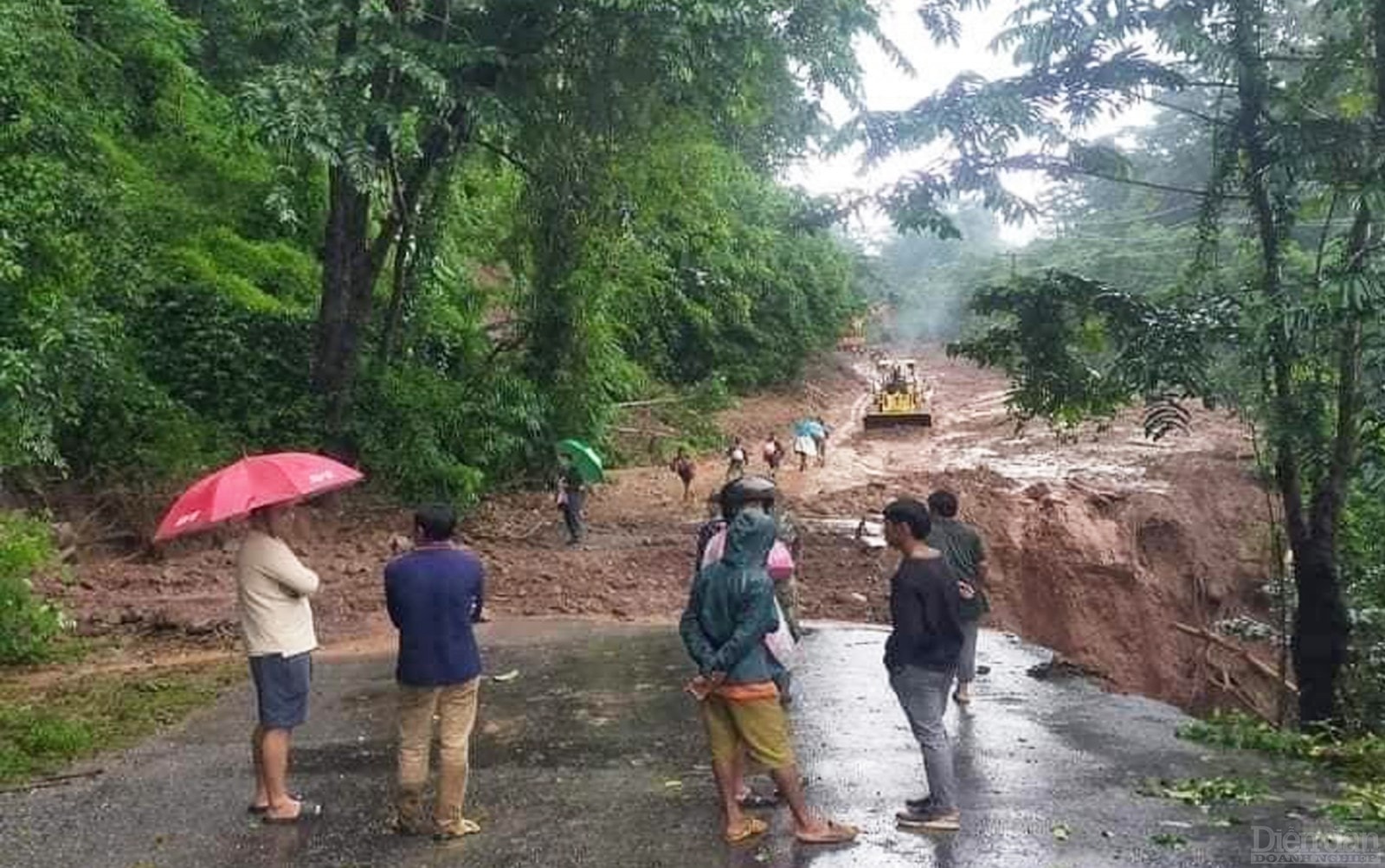 Sạt lở đã gây ách tắc giao thông trên tuyến Quốc lộ 8A, từ Lào về Cửa khẩu quốc tế Cầu Treo (tỉnh Hà Tĩnh) và ngược lại