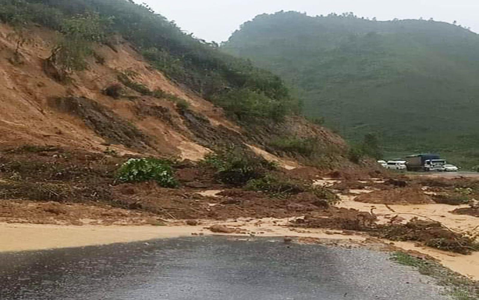 Nhiều đoạn sạt lở, đất đá tràn ngang đường trên Quốc lộ 8A đang khiến thống giao thông sang Lào và ngược lại về Việt Nam thông quan qua cửa khẩu Quốc tế Cầu Treo (Hà Tĩnh) bị tê liệt hoàn toàn