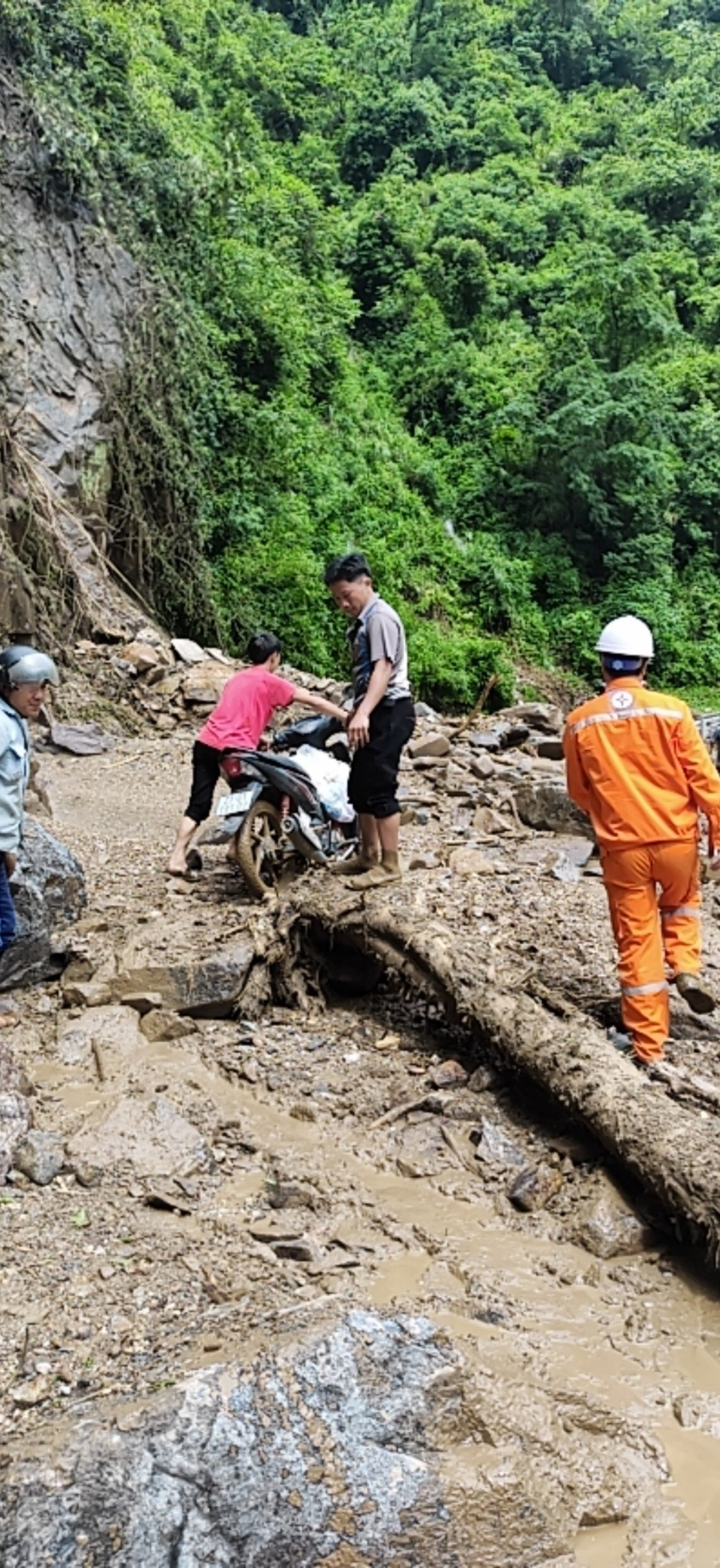 Sạt lở đất đá tại Sơn La cản trở khó khăn cho việc khắc phục sự cố