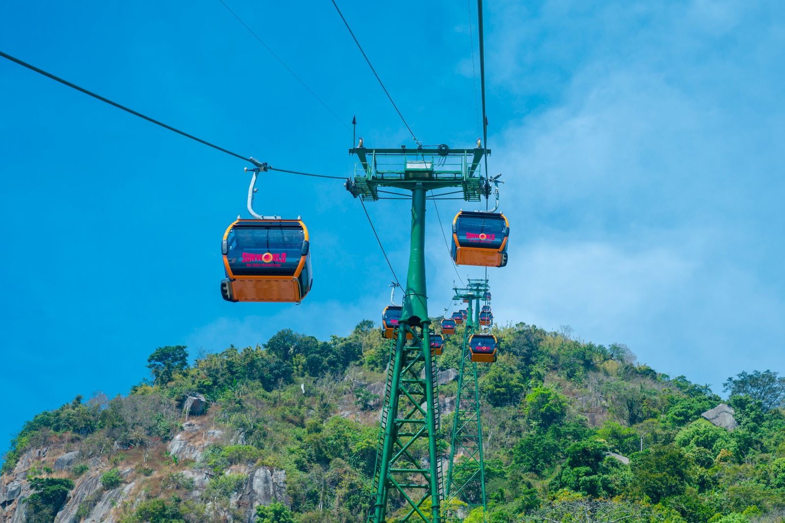 Chủ thẻ có thể đi cáp treo không giới hạn số lần lên đỉnh núi Bà Đen. Ảnh Sun World Ba Den Mountain