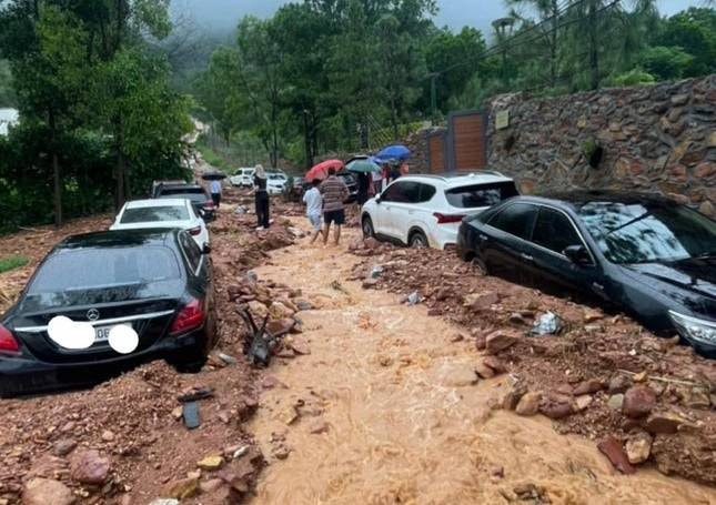 Lũ quét bất ngờ, nhiều ô tô mắc kẹt ở khu vực Sóc Sơn