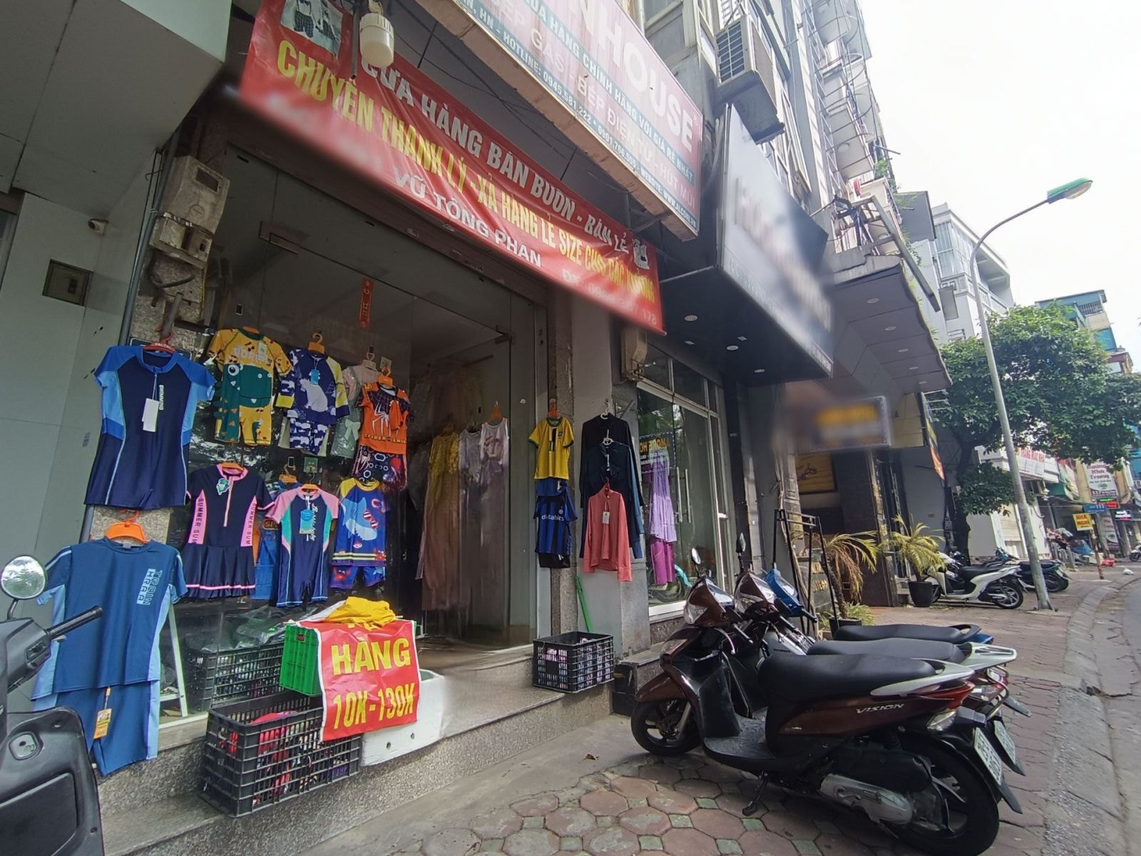 Nhiều cửa hàng trên tuyến phố quận Thanh Xuân (TP Hà Nội) đang liên tục xả hàng với giá rẻ để trả gấp mặt bằng.