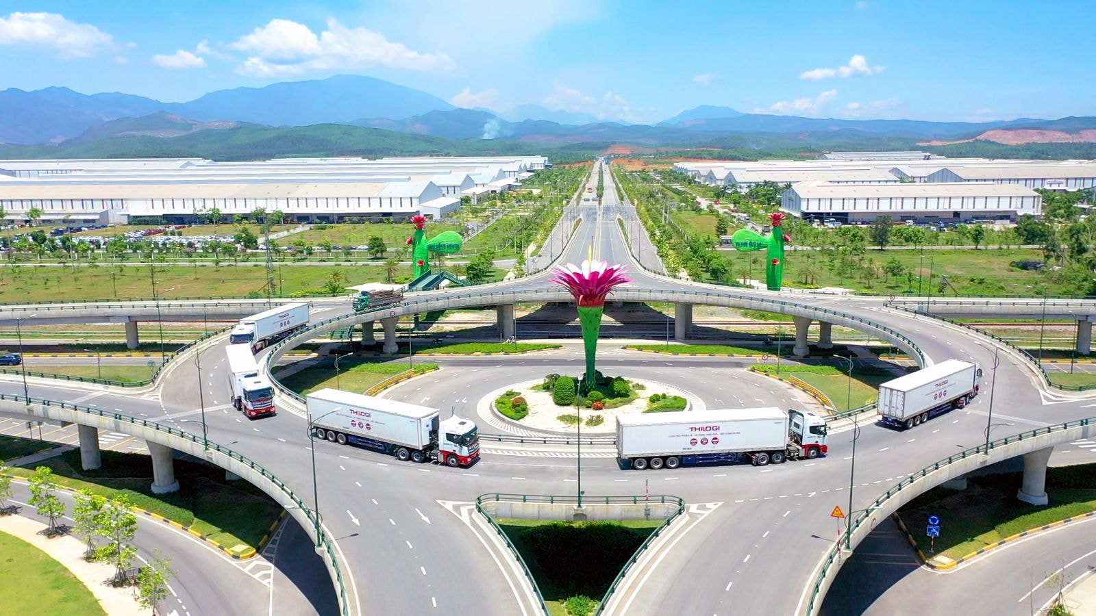 02. THILOGI sở hữu nhiều phương tiện chuyên dụng gồm_ xe lồng, xe đầu kéo sơ mi rơ moóc lạnh, xe container, xe vận chuyển gia súc