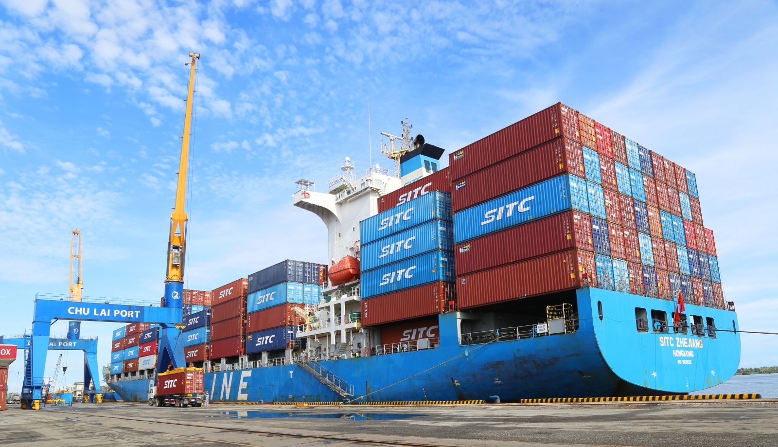 04. Tinh bột sắn của công ty APFCO được đóng container và xuất khẩu tại cảng Chu Lai
