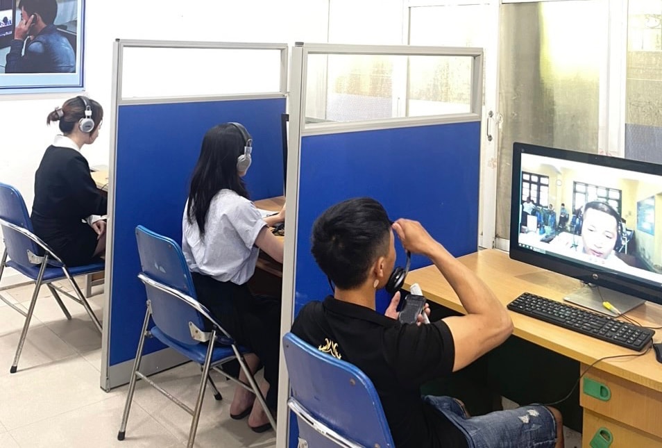 Các ứng viên trao đổi trực tuyến với nhà tuyển dụng tại Trung tâm dịch vụ việc làm Hà Nội (ảnh: HẠNH LÊ)