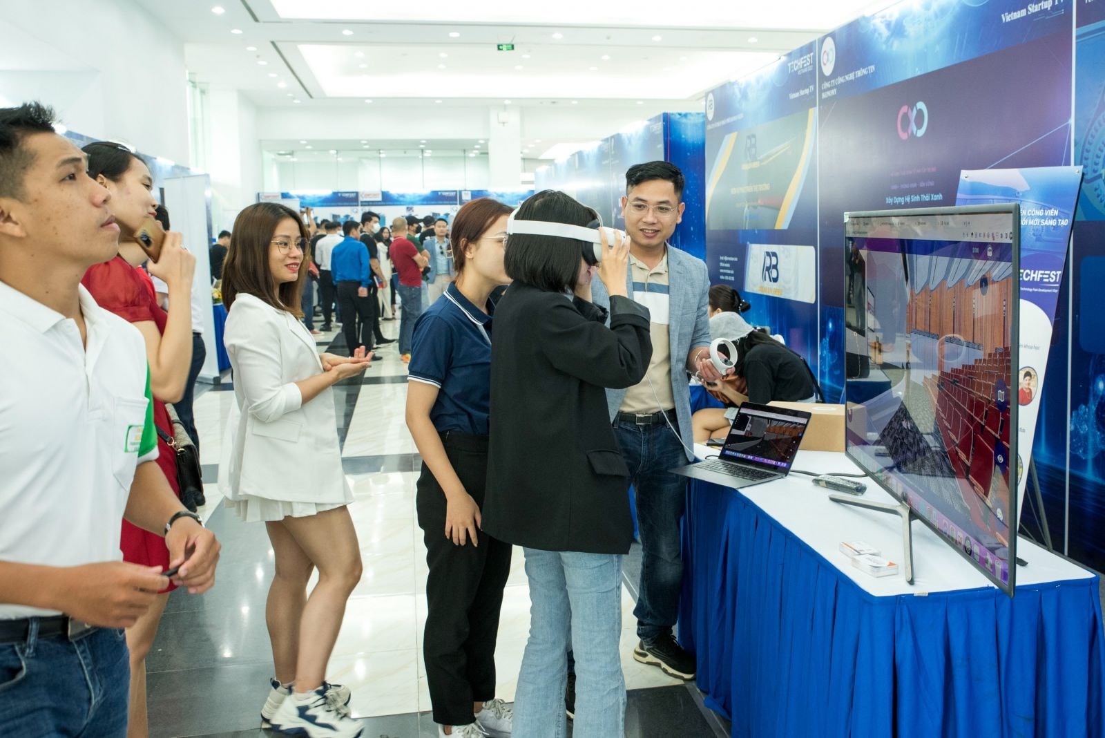 Khách tham quan trải nghiệm nền tảng kết nối