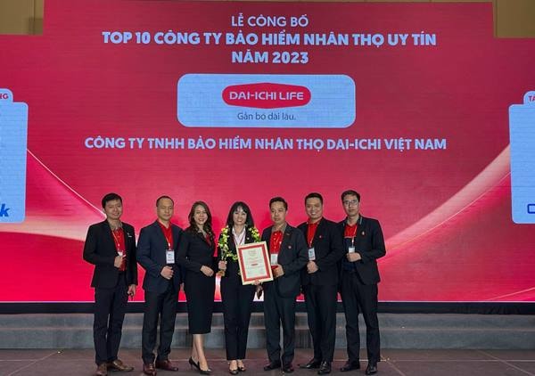 Các thành viên Dai-ichi Life Việt Nam tại Lễ Công bố “Top 10 Công ty uy tín ngành Ngân hàng – Bảo hiểm – Công nghệ năm 2023”p/