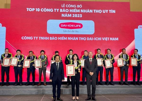  Đại diện Ban Giám đốc Dai-ichi Life Việt Nam nhận giải “Top 10 Công ty Bảo hiểm nhân thọ uy tín 2023” tại Lễ Công bố “Top 10 Công ty uy tín ngành Ngân hàng – Bảo hiểm – Công nghệ năm 2023”