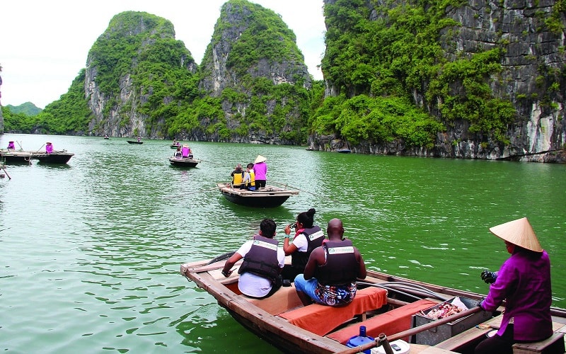 Du khách nước ngoài tham quan trên Vịnh Hạ Long