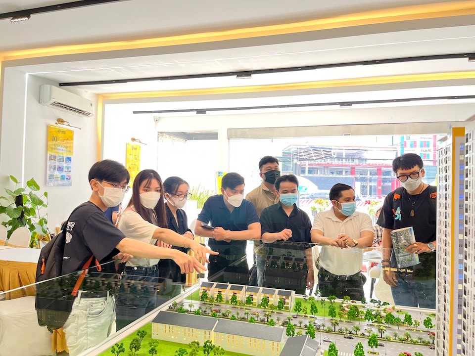 Hầu hết người mua nhà vẫn giữ tâm lý chờ giá bất động sản và lãi vay giảm hơn.