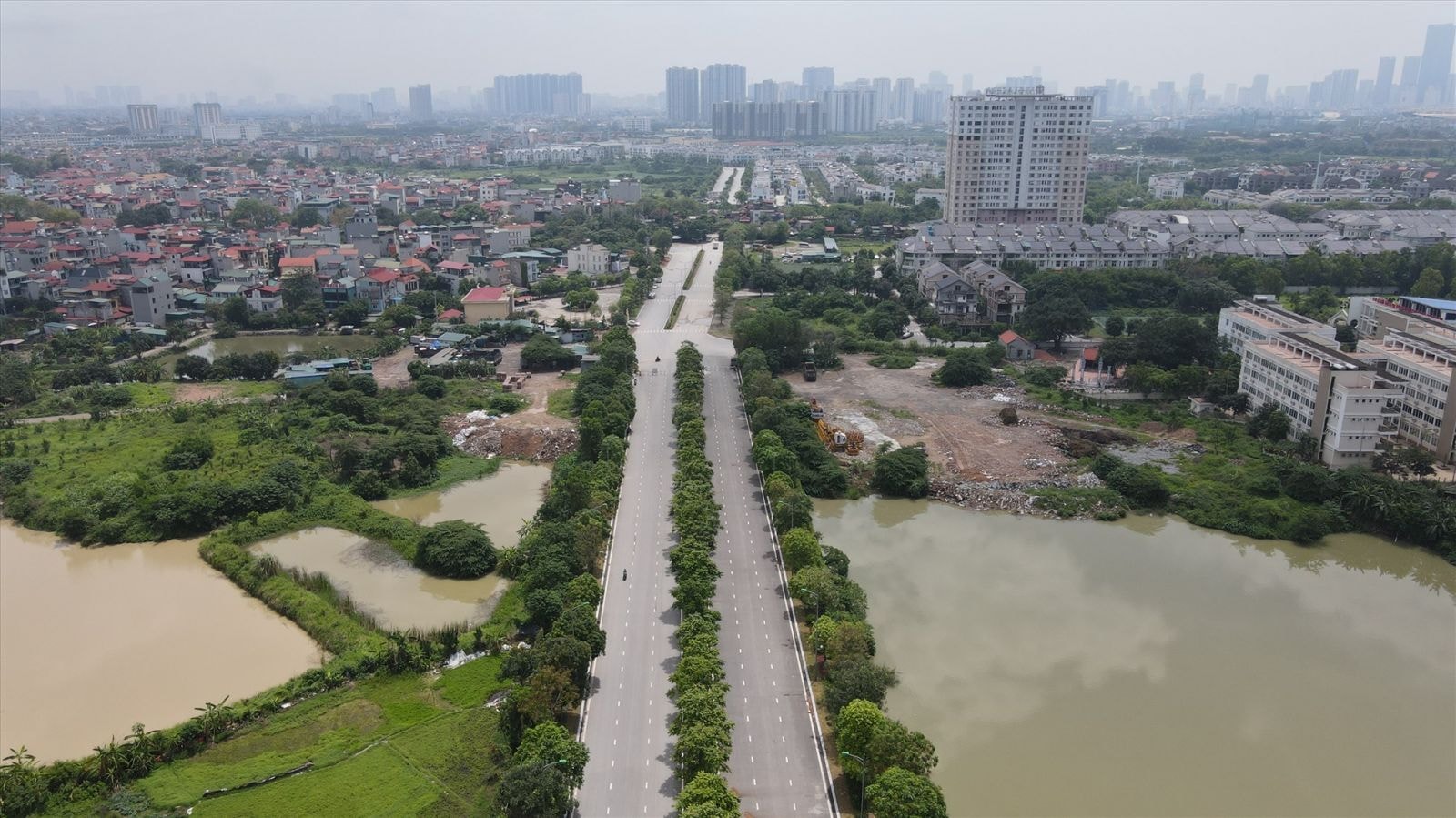 Nhiều ý kiến cho rằng đây là thời điểm phù hợp để mua bất động sản đối với người có sẵn tài chính. 